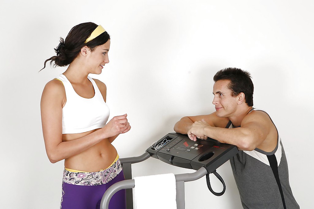 योगा पैंट में आकर्षित खिलाड़ी लड़की ट्रेनर द्वारा कड़ी चुदाई पाती है