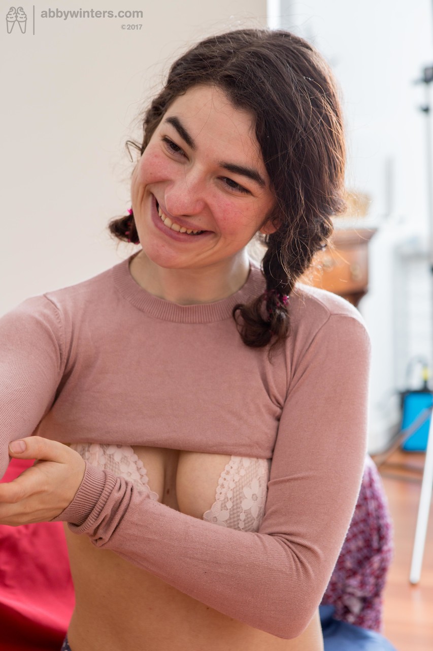 مثيرات الجنس الشعراء ليفيا في و ياسمينا يتريبان مع قططهن الشعراء