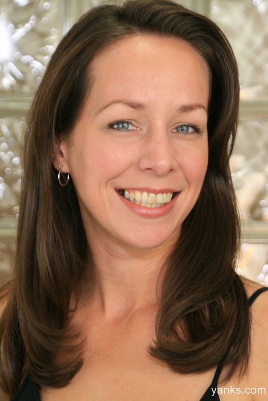 Bella Milf Agosto Verano Revela Su Coño Peludo Por Dentro