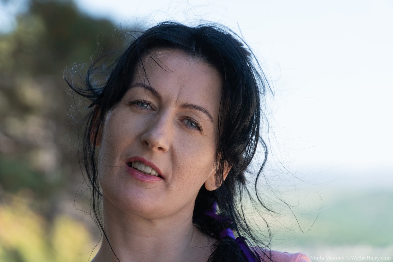 Madura Milf Nimfa Mannay Mostra Sua Boceta Natural Ao Lado De Uma Estrada De Terra