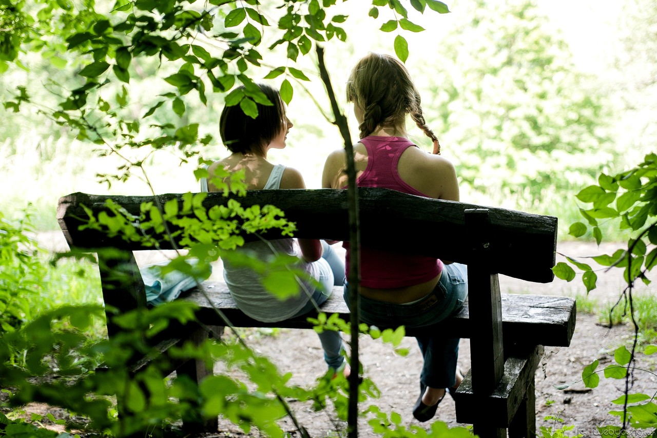 小巧的查理兹贝拉和莱奥娜脱掉棉内裤接受阴道舔舐