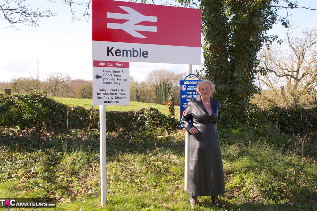 Vovó Claire Knight Em Casaco Com Lingerie Sexy