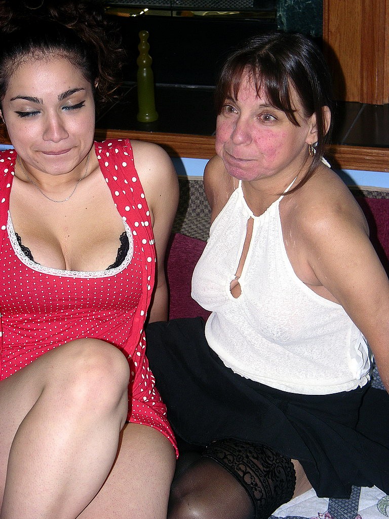 Lena Love 和 小巧母亲 Vixen 互相玩弄巨乳的年轻女人