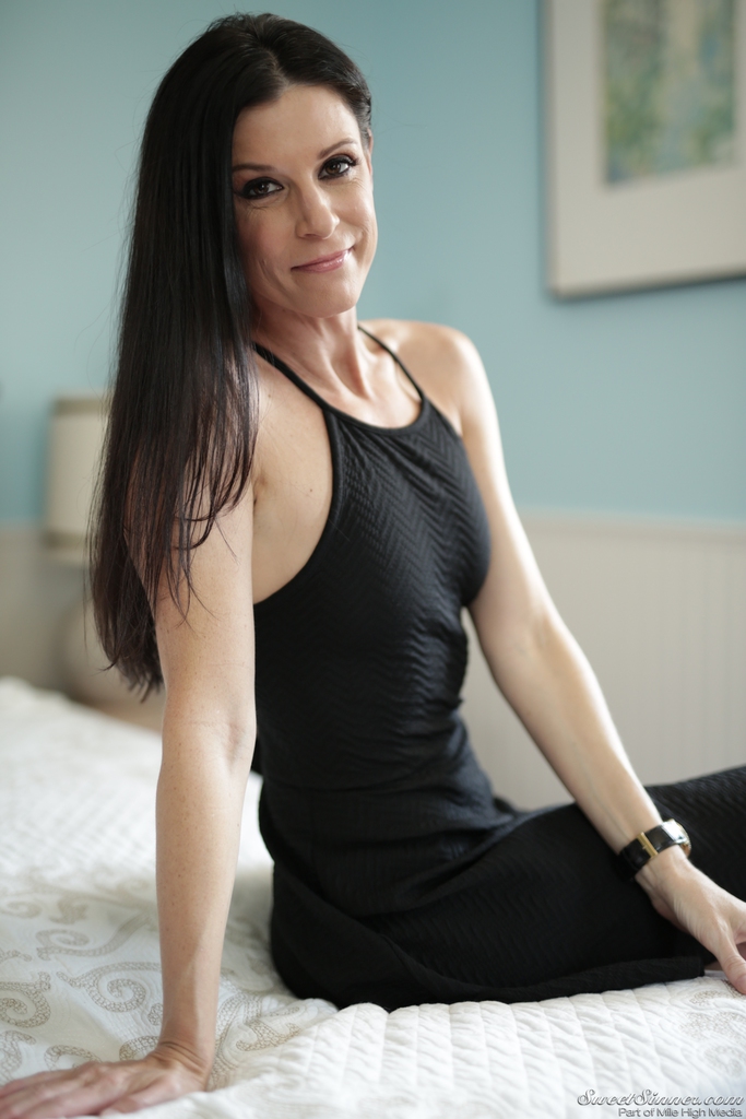 India Summer Presenta Sus Curvas Maduras En Una Desnudez Cruda Y Sensual