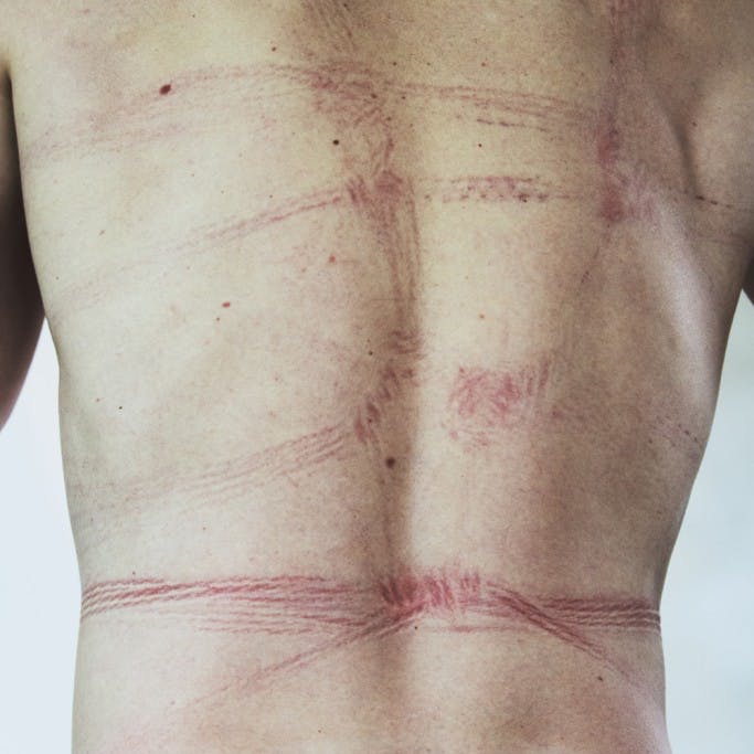 Amadora Femdom Zoe Davis Se Entrega Com Seu Escravo Amarrado No Balcão Da Cozinha