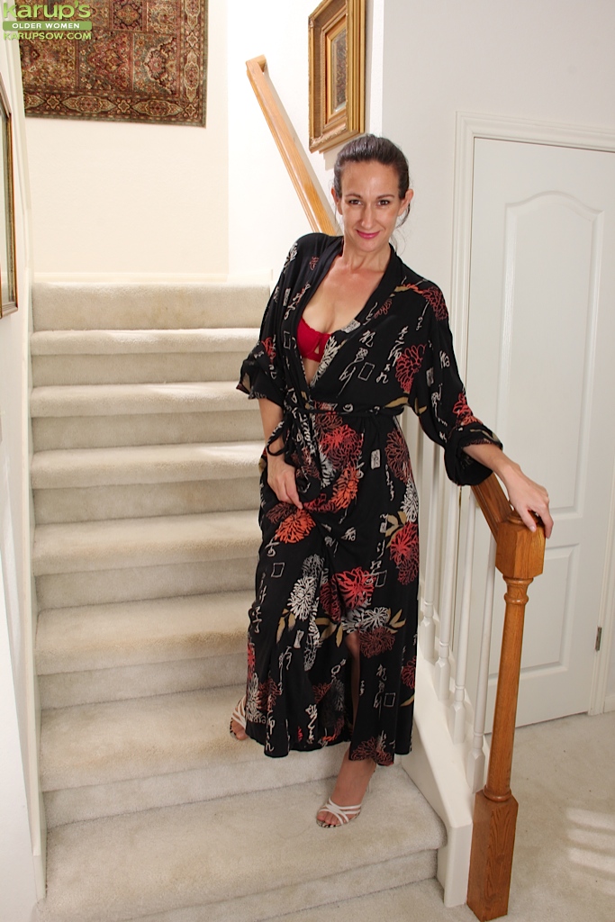 Sinnliche Erwachsene Mit Einem Leckeren Arsch Genevieve Crest Fingert Sich Auf Der Treppe