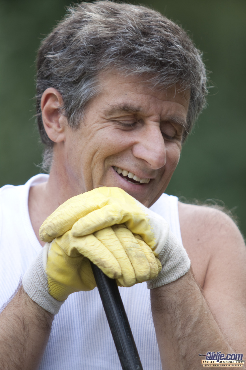 Mince beauté Gina Gerson expose petits seins et prend le dong du vieux jardinier