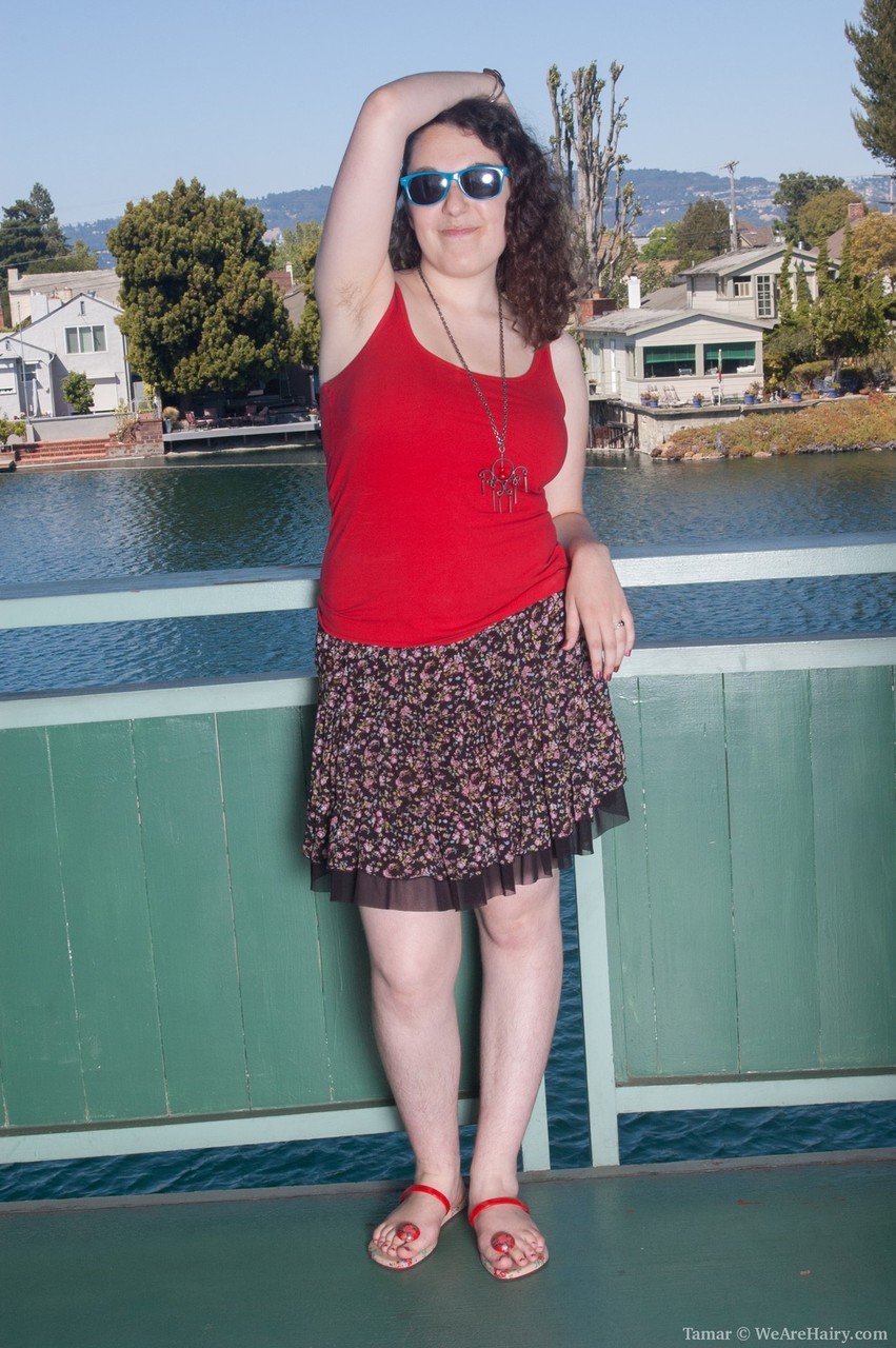 الداكنة الممتلئة تمار تتعري تمامًا على شرفة تطل على النهر