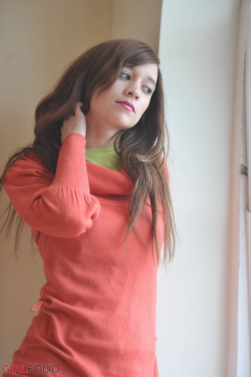 Alluring Brunette Simone Strips Blue Jeans During Non Nude Action