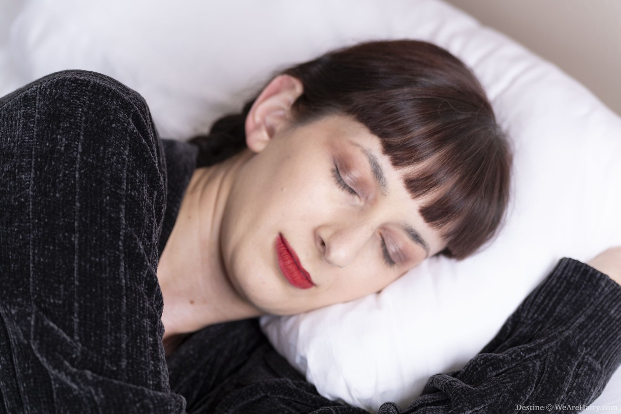 业余红唇女郎指插自己毛发浓密的阴道