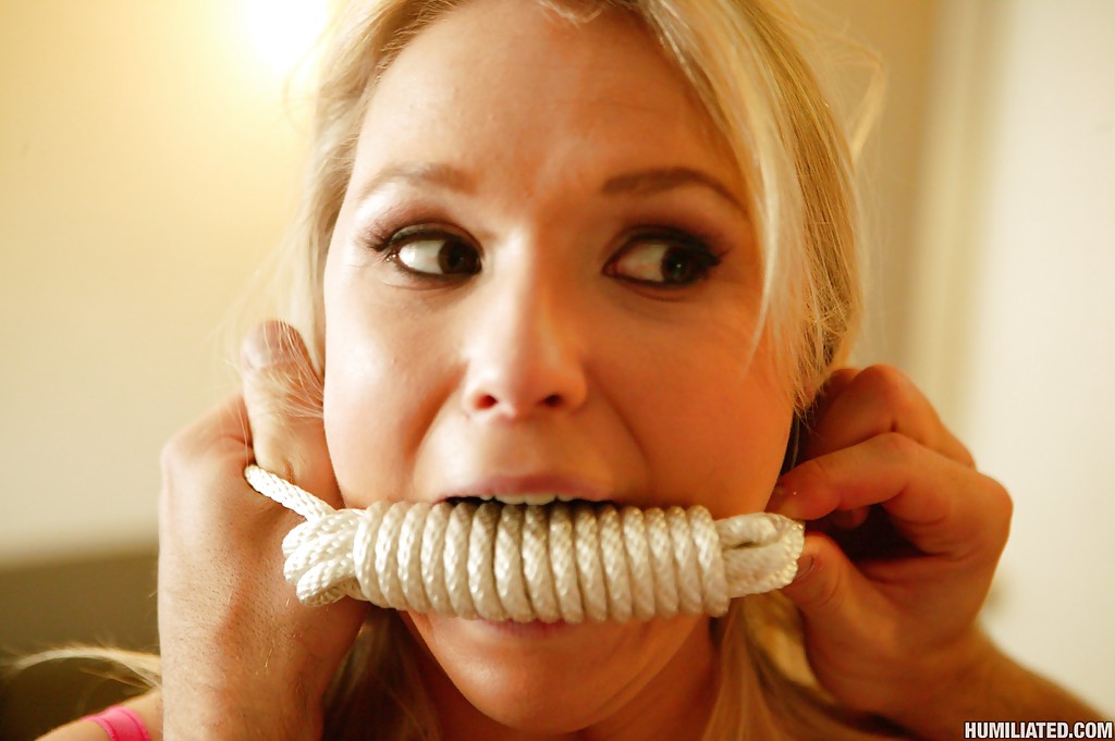 ティーン美人ナタリア・ローグが下着で拘束されてBDSMセックスをする