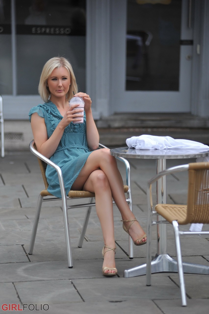 金发独腿美女在家脱衣前展示她的内裤