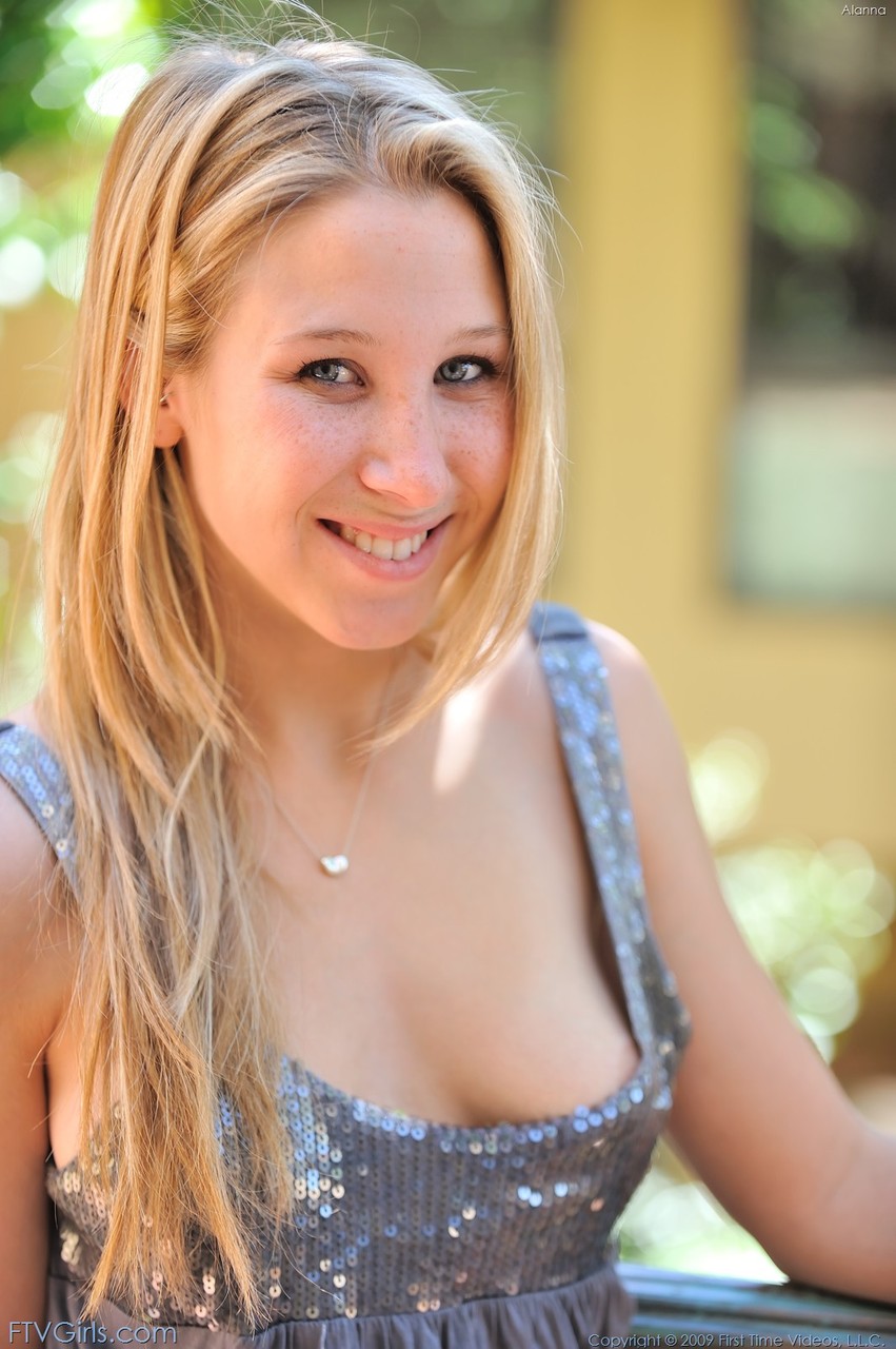 Alanna Die Glamouröse Teenager Entblößt Ihre Knackigen Titten Und Ihre Geschwollene Möse In Der Öffentlichkeit