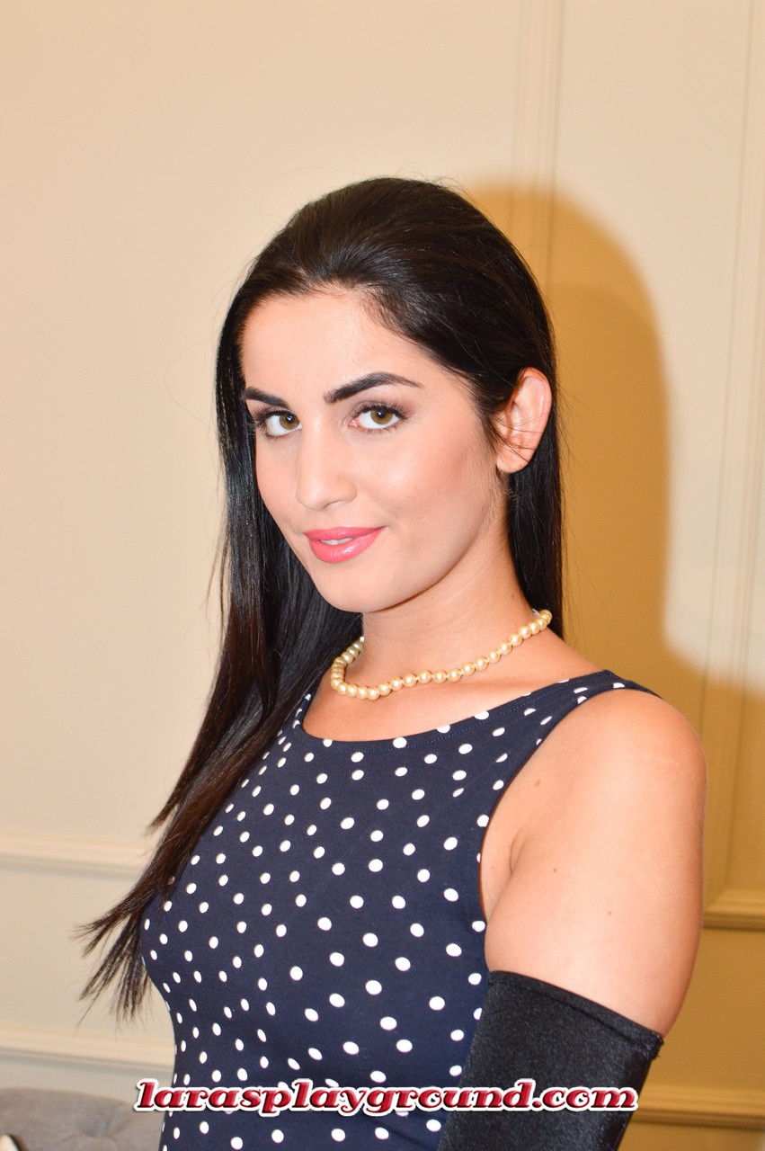 Schwarzhaarige Schönheit Loren Minardi Zeigt Oberschenkel Und Brüste Im Polka-Dot-Kleid