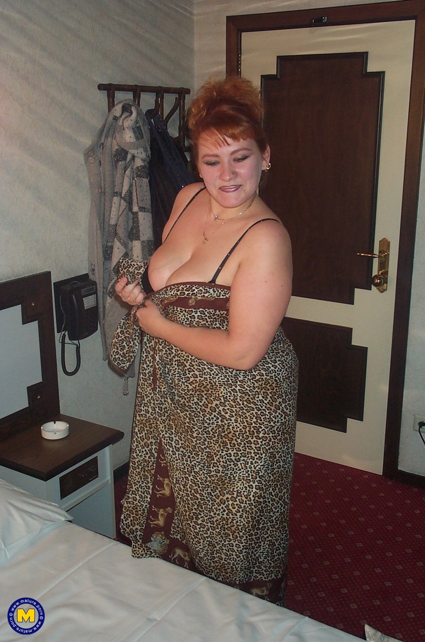 Mollige Reife Iris Zeigt Große Titten Und Nimmt Zwei Harte Schwänze