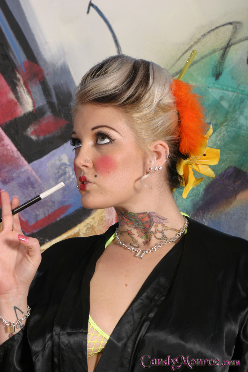 无用的情人观看Candy Monroe接受BBC