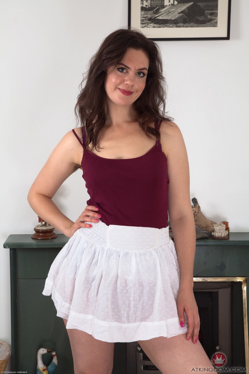 भूरे बालों वाली Milf मेलिसा अपनी टांगें फैलाती है और अपनी बालों वाली योनि को रगड़ती है