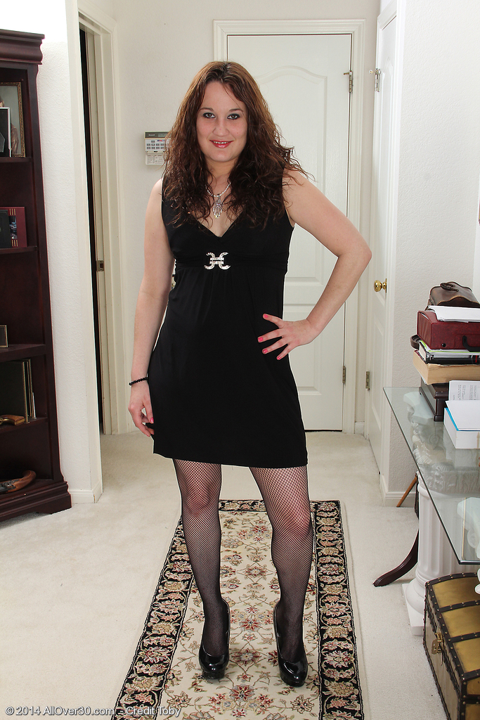 Mature Model Belle Star Flaunts Bald Pussy In Mesh Stockings