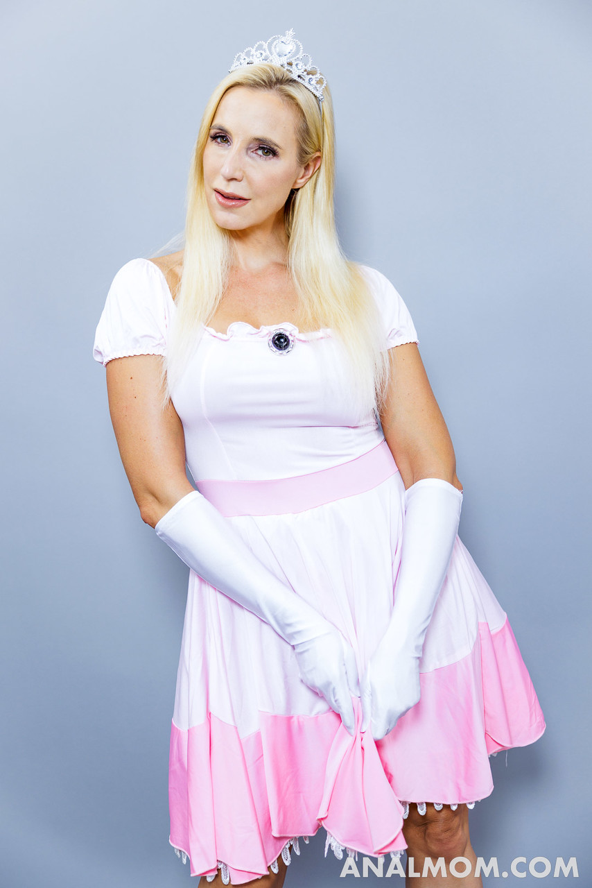 淫乱ママソフィア・ウェストがスーパーマリオに巨尻を犯されて中出しされる