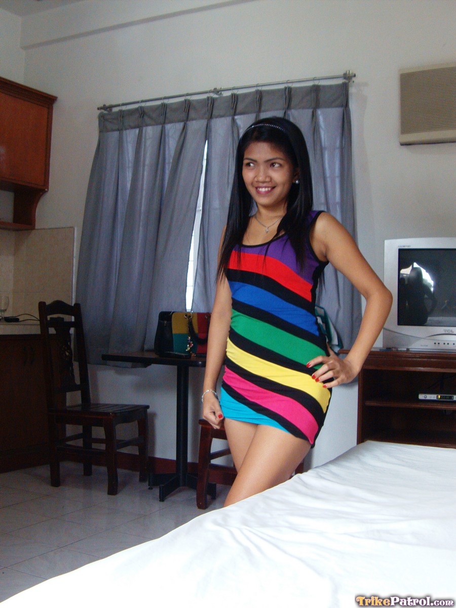 素人フィリピーナ ロザリー・ルナが全裸になりバックで激しく突かれる