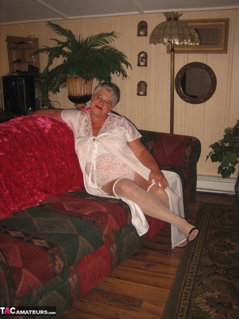 मोटी दादी लेस लingerie उतारकर OTK नायलॉन में नंगी पोज़ देती हैं