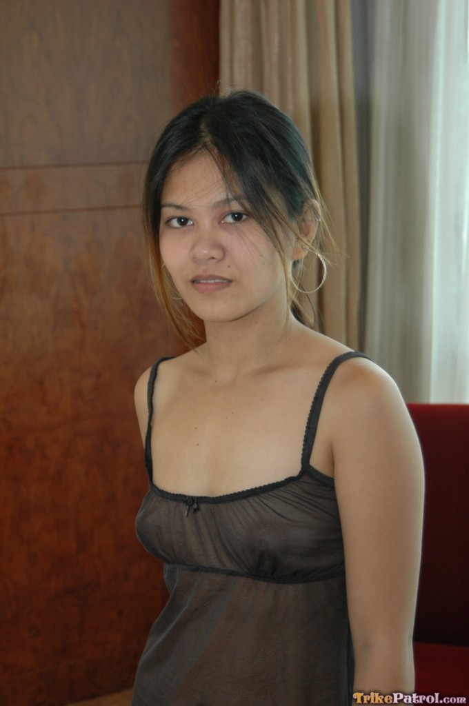 Masajista Oriental De Ojos Negros Penetrada Nuevamente Por El Cliente