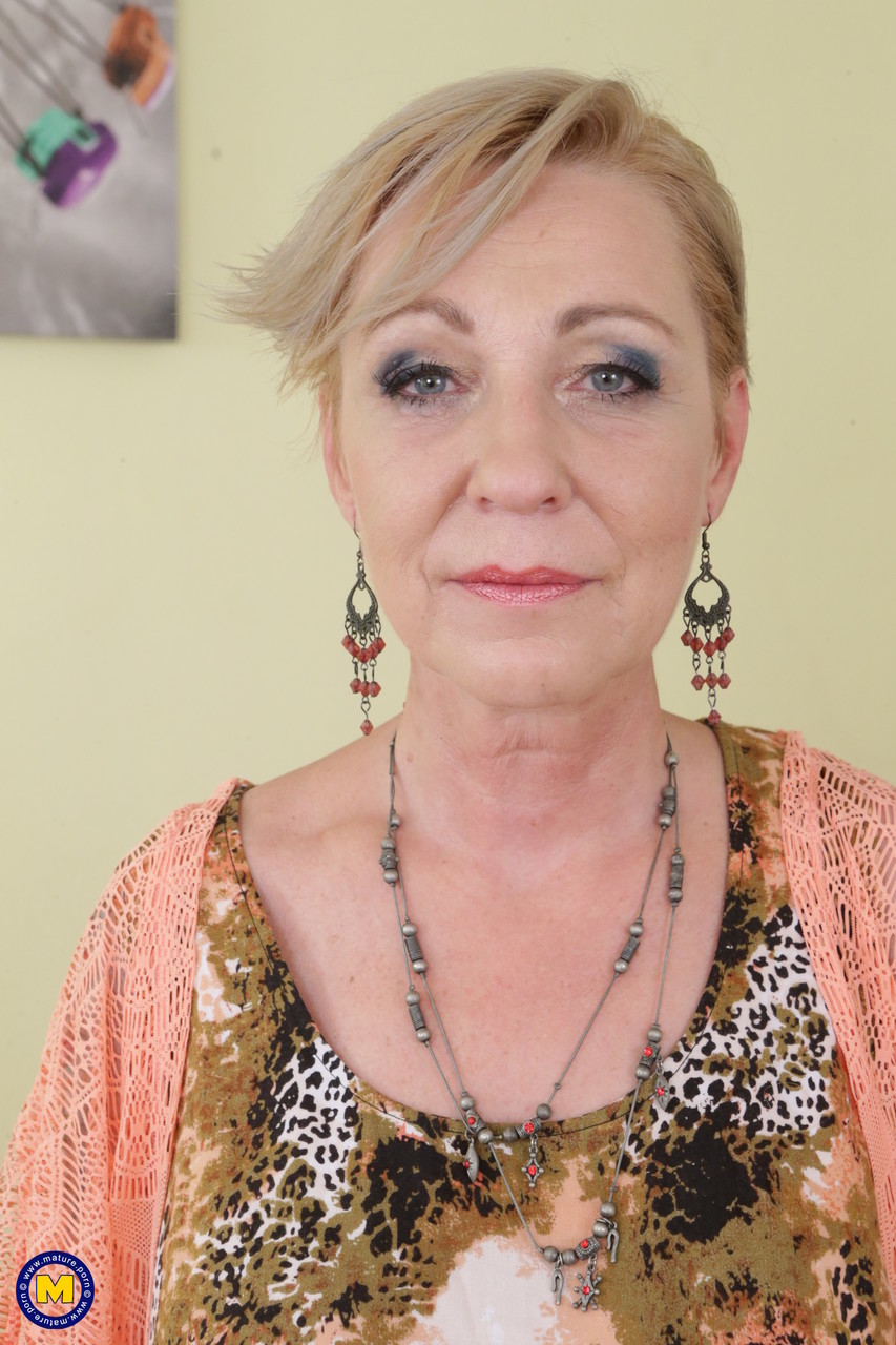 الجدة الساخنة تفتح ساقيها لتستمني وتلمس مهبلها الساخن القديم