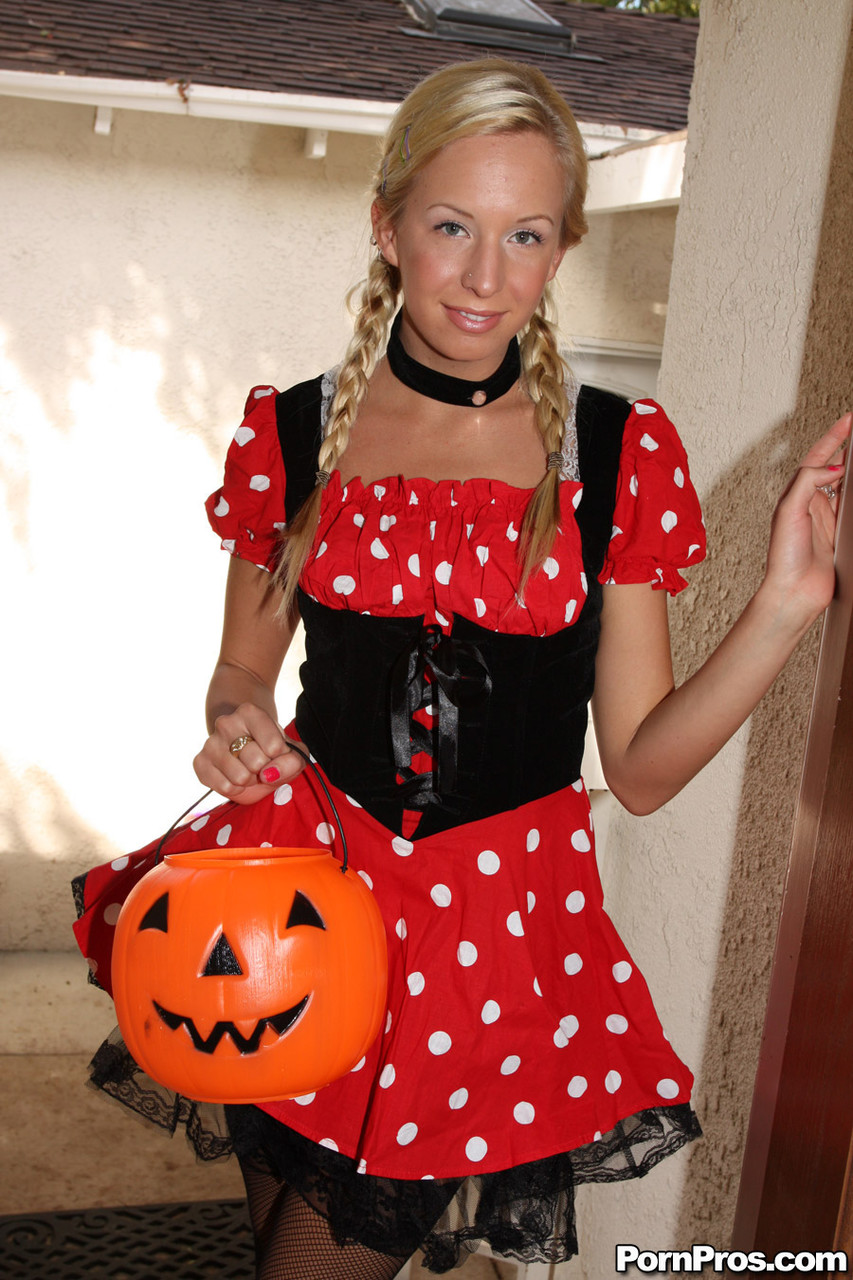 सेक्सी गोरी ईडन एडम्स हेलोवीन पोशाक में अकेले एक्शन