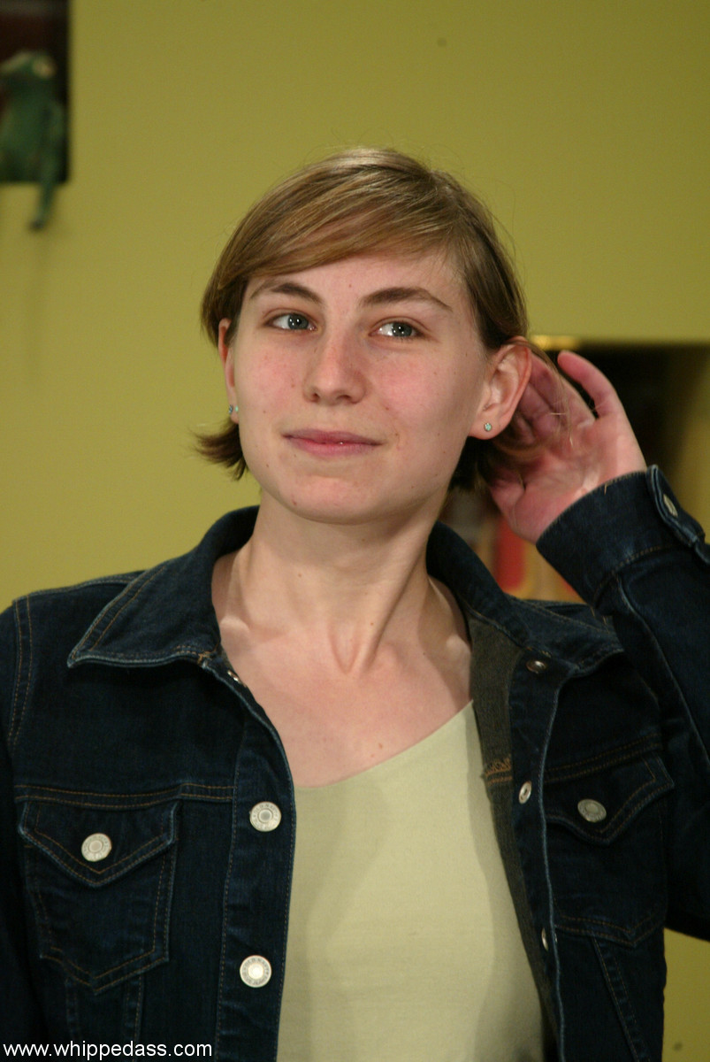 Adolescente Com Seios Grandes Madeleine Rose É Despidida E Punida Por Lezdom Kym Wilde