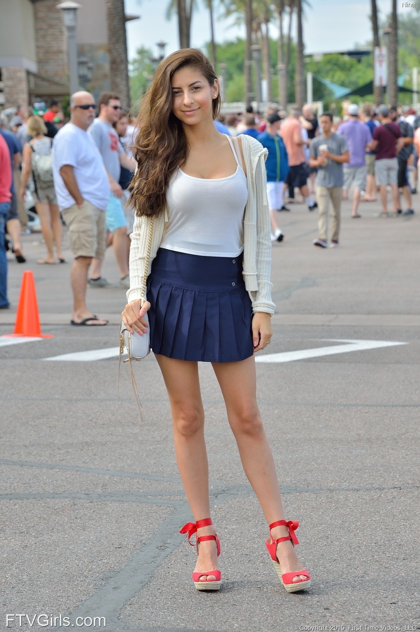 العارضة الجميلة نينا تغازل في الأماكن العامة مع التنورة المرفوعة وتكشف عن ثدييها العصيريين