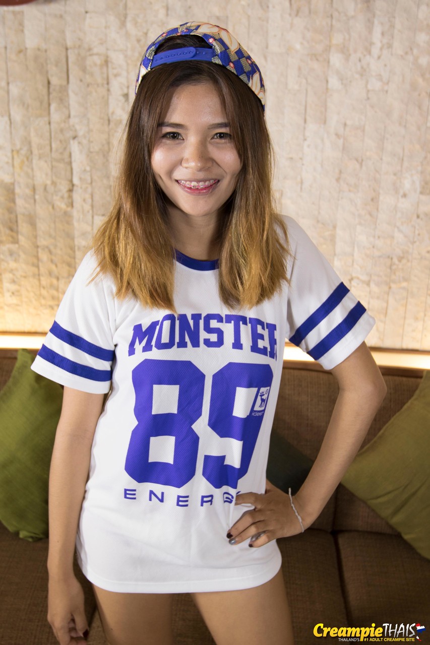 التايلاندية كيتيكورن تكشف جسدها وتُنكّه بقوه في POV