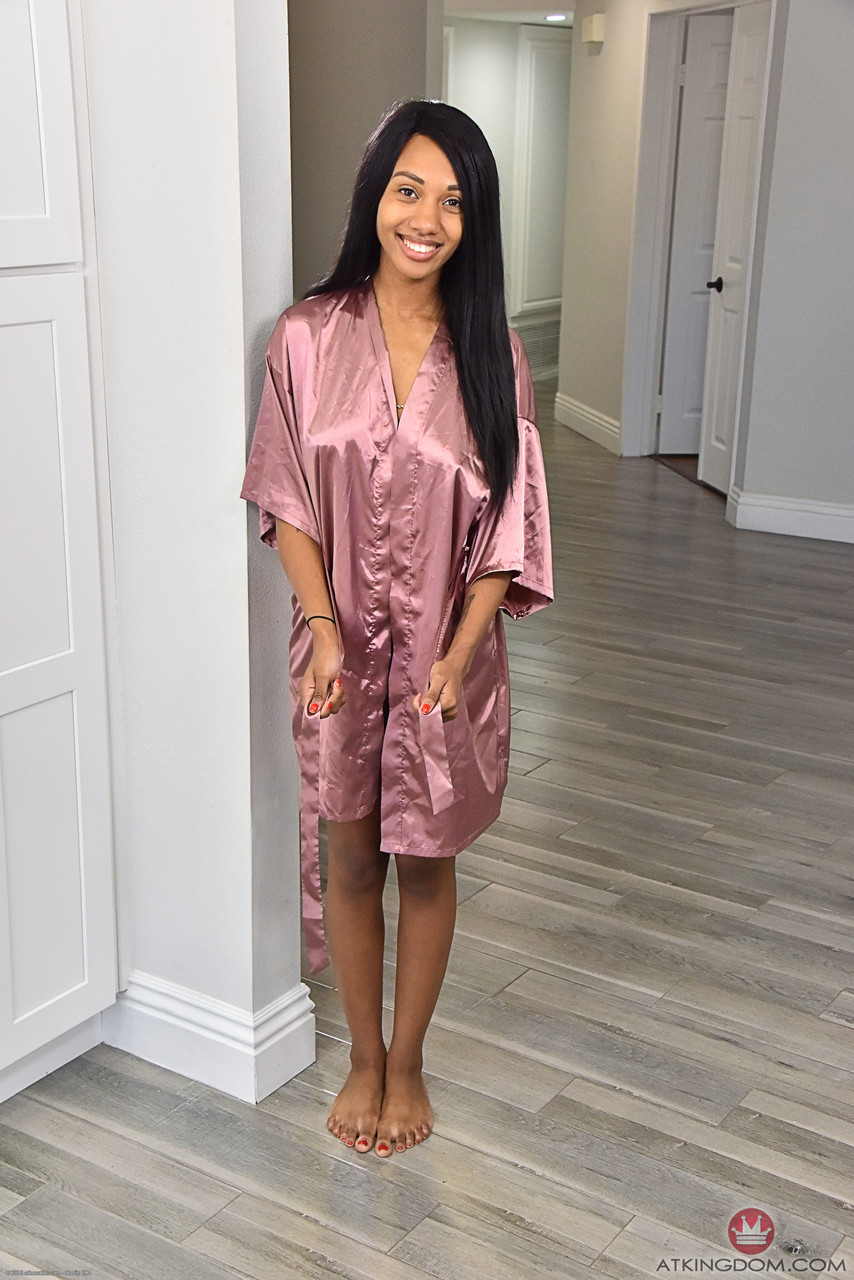 Adolescente Negra Alexis Avery Mostra Seios Caídos E Buracos Escuros Em Close-Up