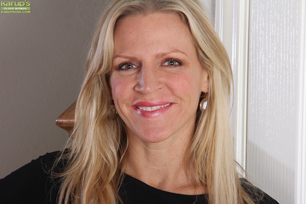 सुनहरे बालों वाली मिल्फ तबिथा ग्रीन चौड़ी फैलती है बड़े स्तनों के साथ