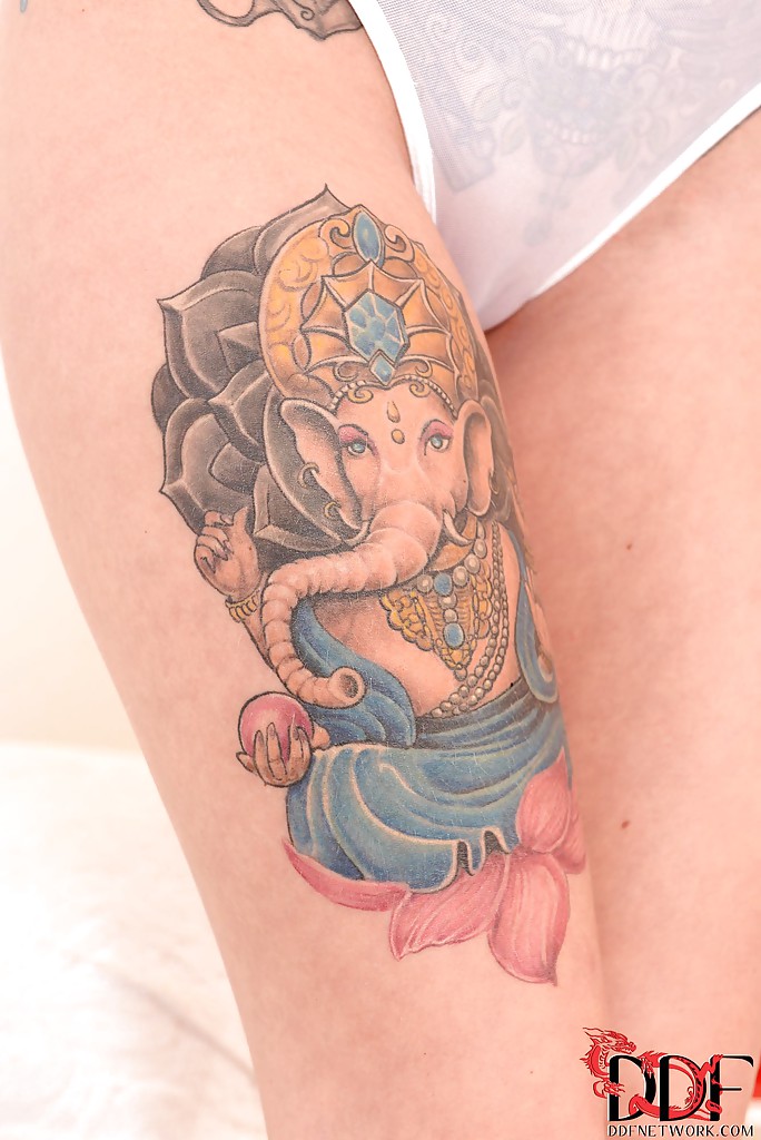 魅力纹身辣妹的激情磨恋