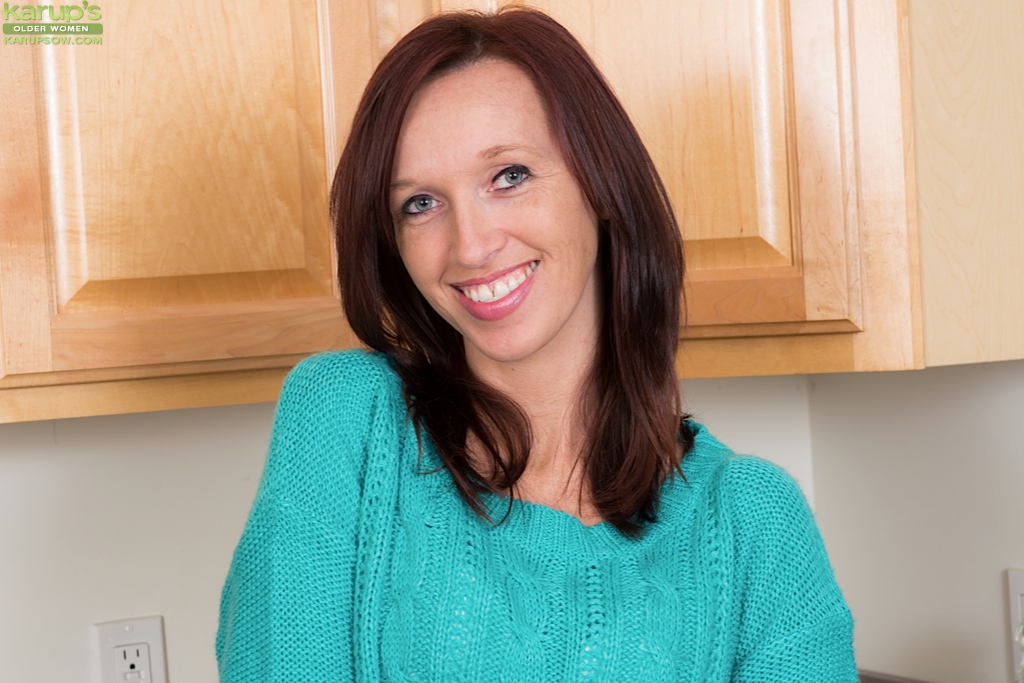 フェニックスはセクシーな成熟した痴女ママで、彼女の素晴らしい体を見せるのが大好きです