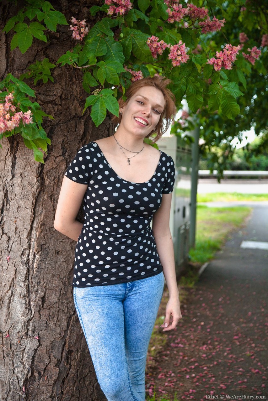 Любительская Модель Этель Демонстрирует Свой Полный Лобок На Кровати