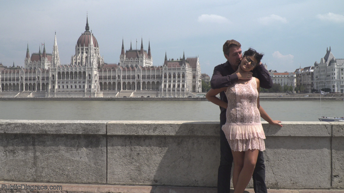 安吉丽娜·怀尔德和放荡的卡莉法在公共场合被羞辱的裸照