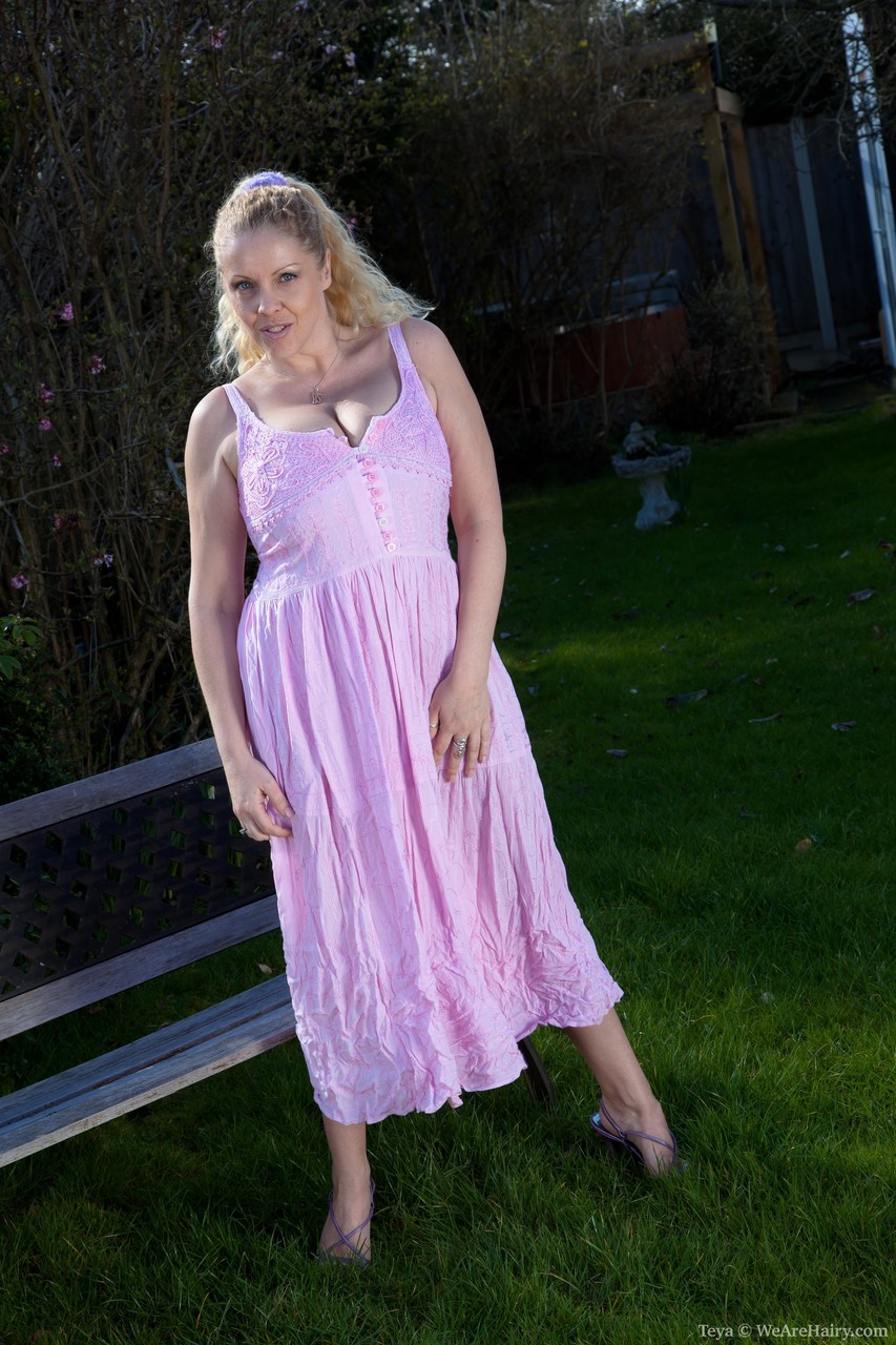 La Mûre Teya À La Courbe Dévoile Ses Grandes Seins Naturels Et Bronze Son Castor Poilu