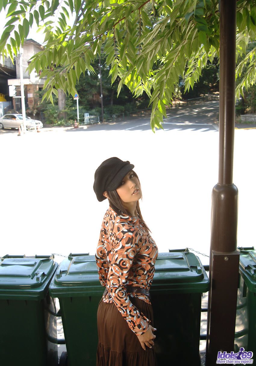 亚洲美女小泽玛利亚在独自演出中摆出诱人的裸体姿势