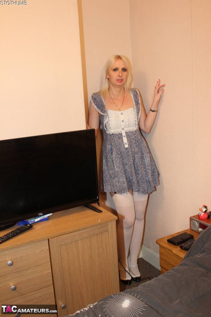 金发业余特蕾西莱恩在白色连裤袜前后操干屄