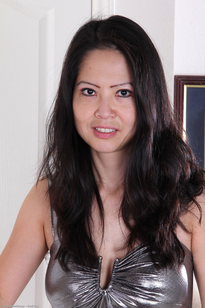 Asiatique Mûre Excitée Ruby Grace Expose Ses Faux Seins Et Sa Vagin Brun En Solo