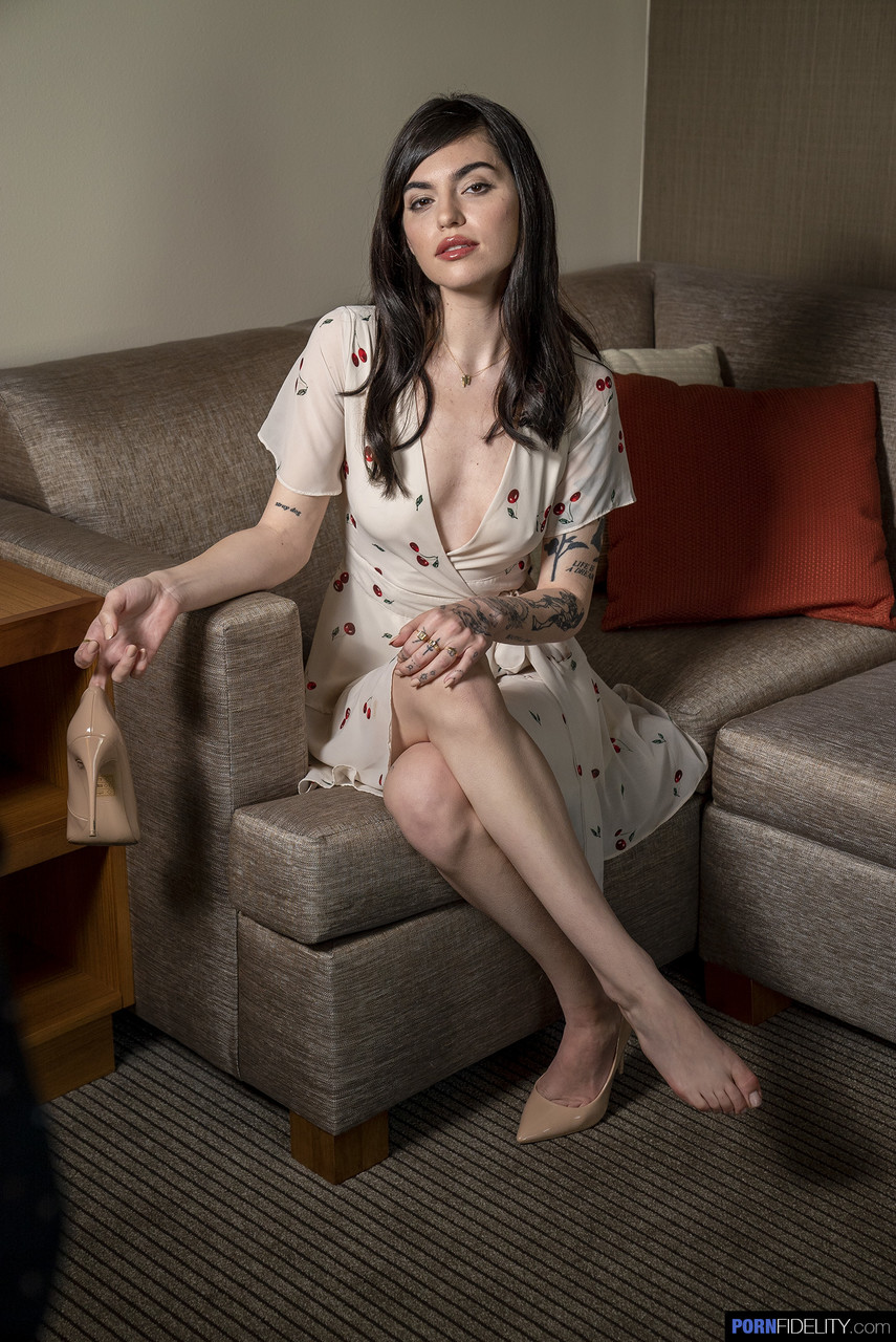 纤细的纹身宝贝弗蕾雅·诺瓦展现肿胀的阴部