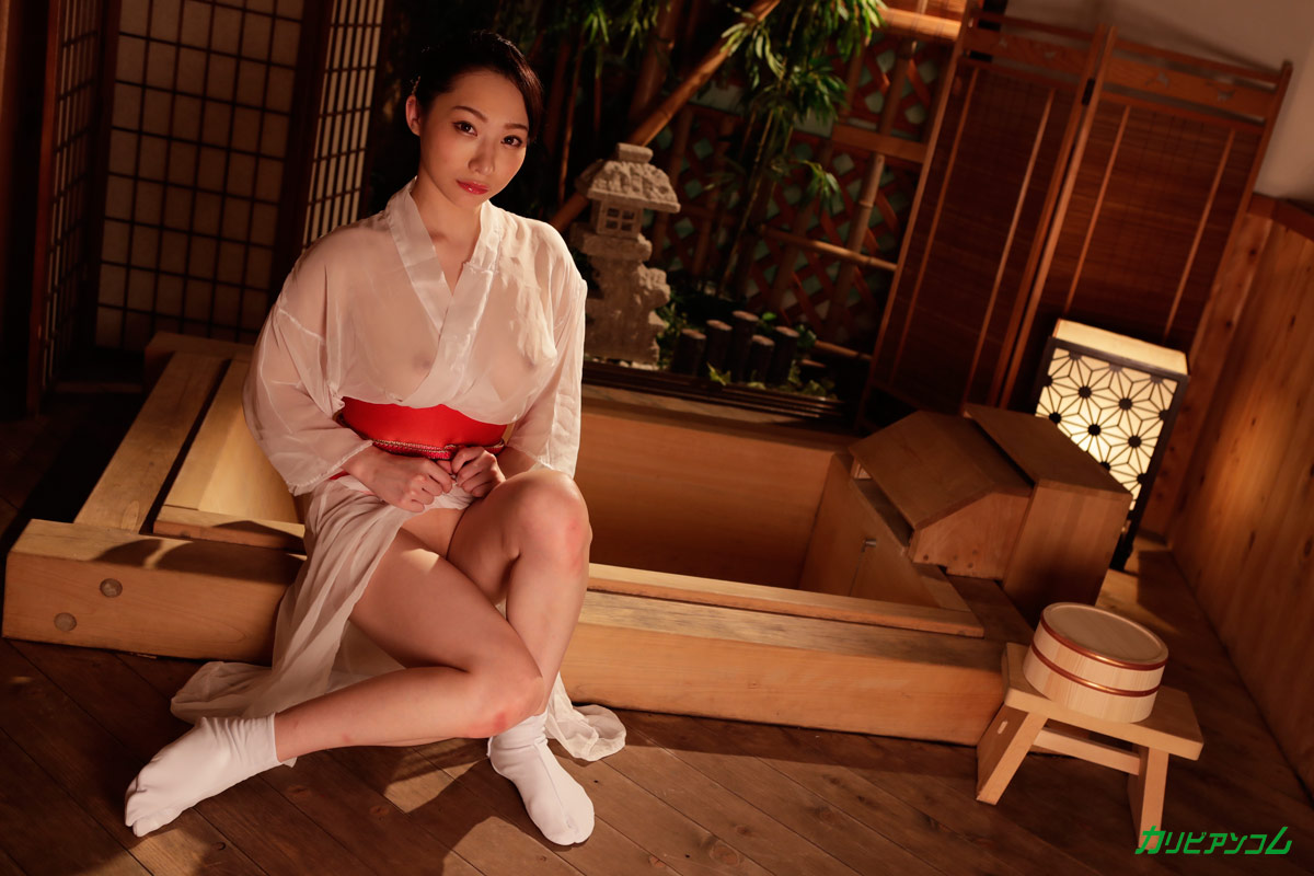 वेश्या जापानी मालिश करने वाली हासुमी योशिओका ग्राहक को कच्ची चुदाई देती है