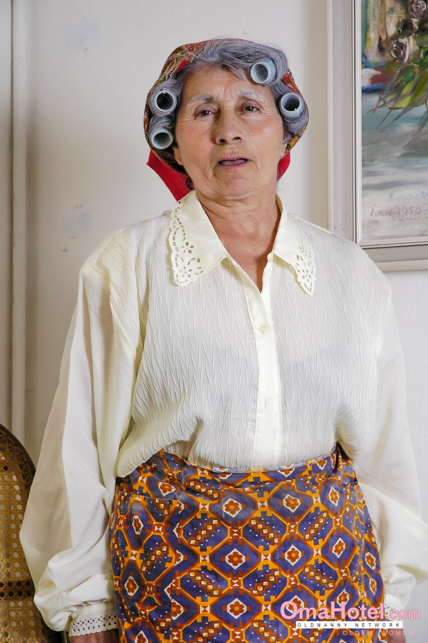 Abuela Picara Miss Pinay Se Masturba Mientras Espera A Que Su Cabello Se Rize