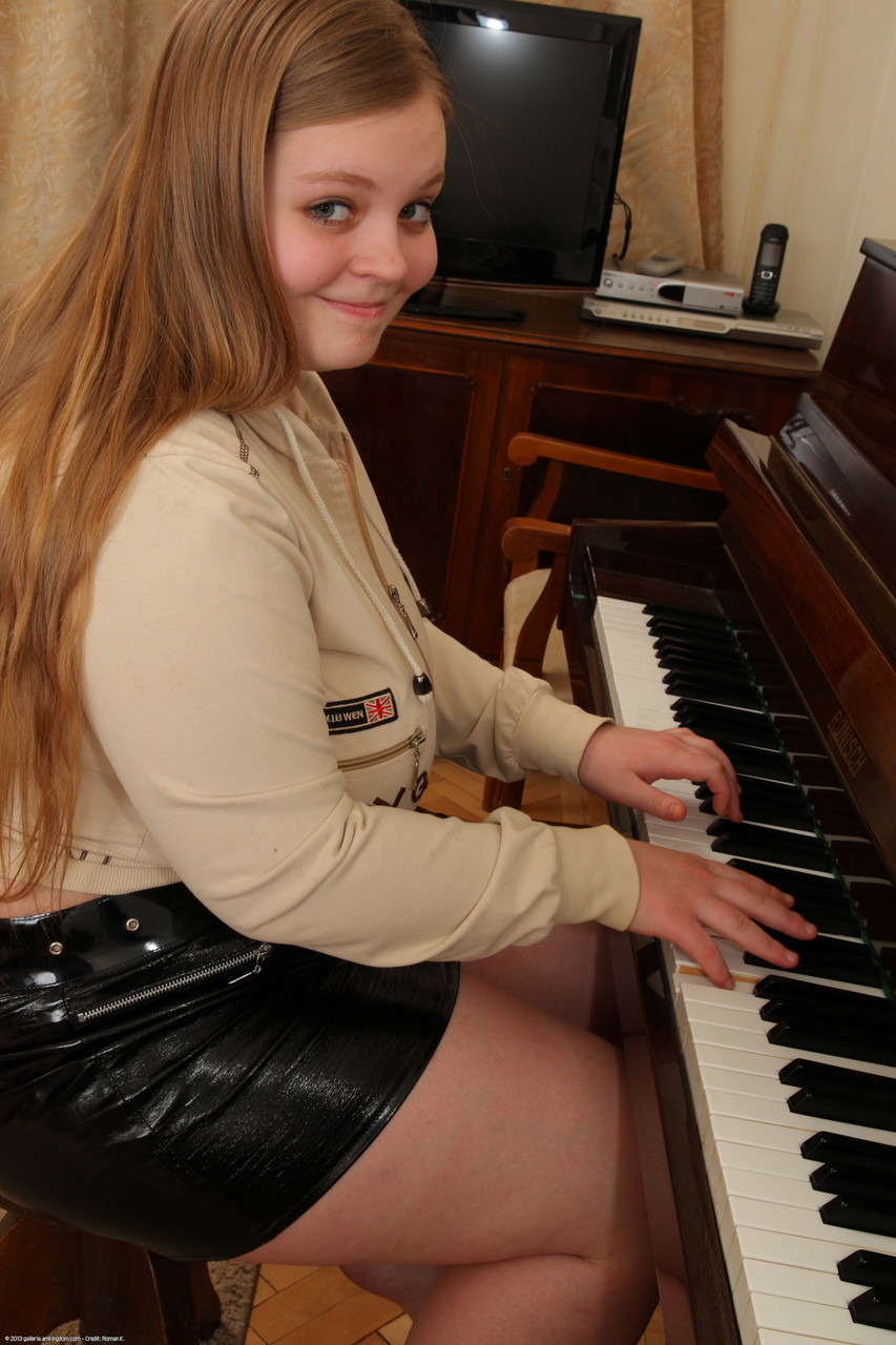 業餘BBW雅達脫光並展現她的大天然乳房