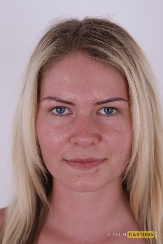 Salope Blonde Amatrice Martina Enlève Robe Et Dessous Pour Poser Nue