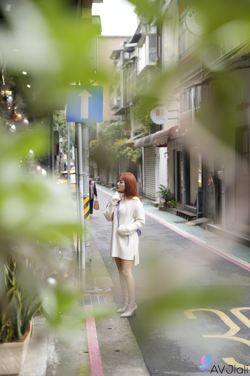 丰满的中国女孩金包娜在公共场合被猛烈后入