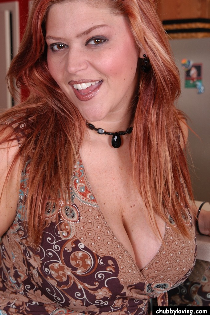 Milf Curvilínea Tatuada Expõe Bunda Grande Depois De Desnudar Seus Peitos Grandes