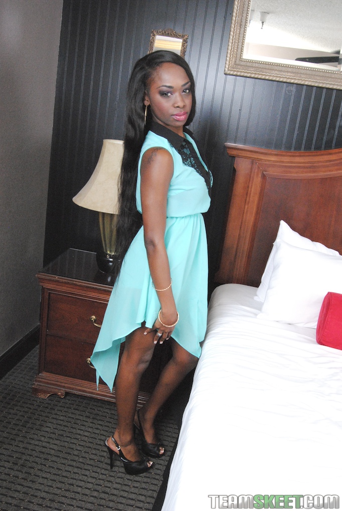 エボニー十代シアラ・ローズ裸でベッドで脚を開く