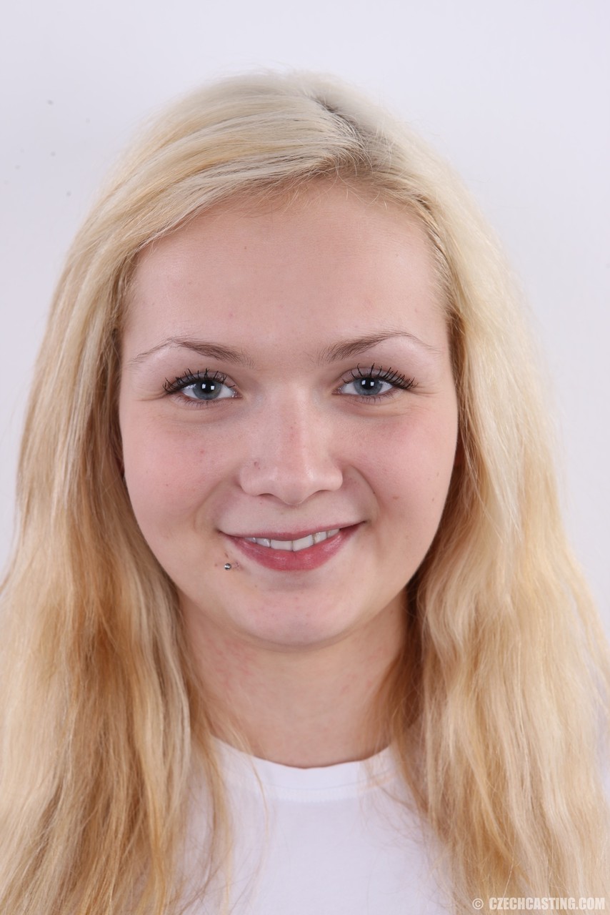 Rubia Regordeta Lucie Se Queda Desnuda Después De Desvestirse